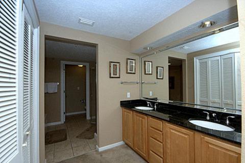 Colonnades 1202 Apartment