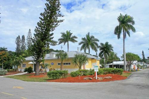 Fort Myers Beach Resort One-bedroom Park Model 1
