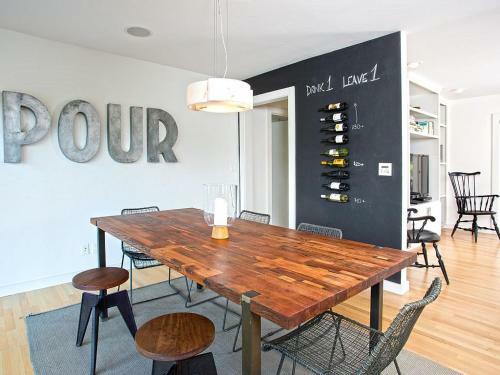 Upscale Modern Vineyard Home