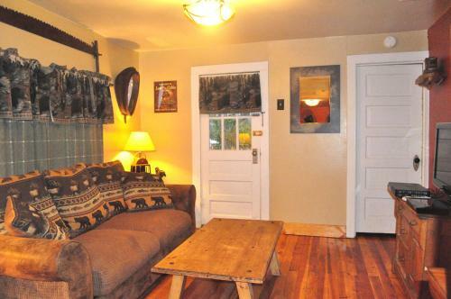 Lodge Restmore Inn & Cabin Rentals