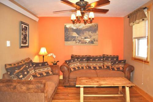 Lodge Restmore Inn & Cabin Rentals