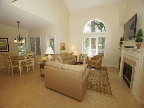 7651 Huntington Villa