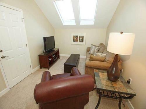 7643 Huntington Villa