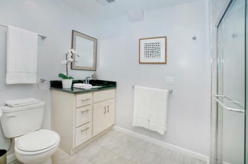 Boho-chic Three Bedroom Apartment Minutes To Nyc