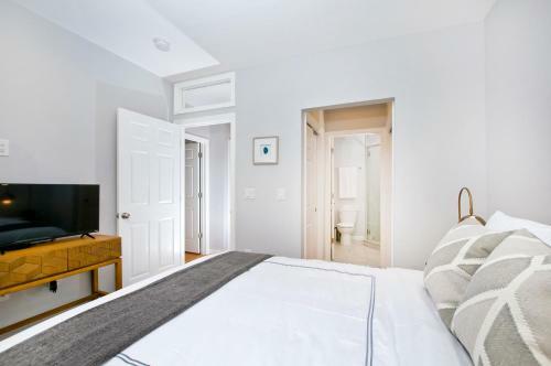 Boho-chic Three Bedroom Apartment Minutes To Nyc
