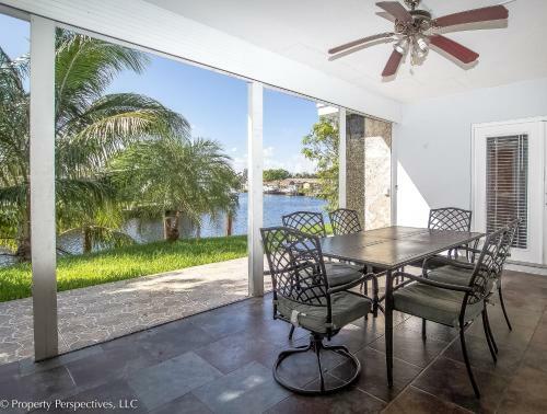 Waterfront | Pool | Paddleboards | Tiki Hut