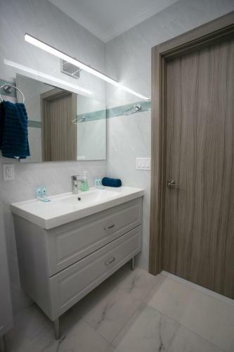 Spectacular 5br/5ba Villa In Hollywood Lakes