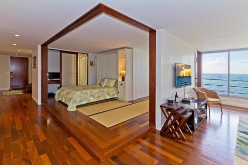 Executive Gold Coast Oceanfront Suite