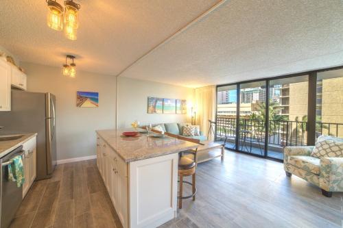 Waikiki Banyan Ocean View Apartment