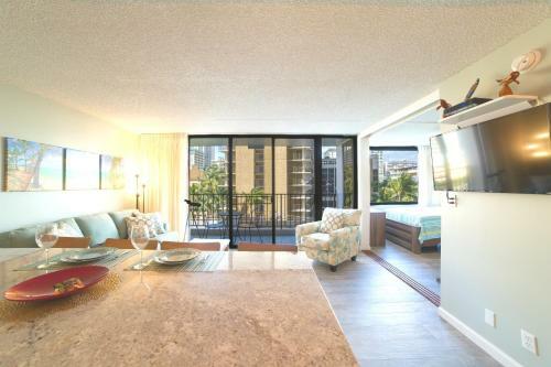 Waikiki Banyan Ocean View Apartment