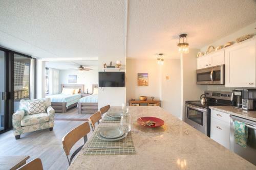 Waikiki Banyan Ocean View Apartment