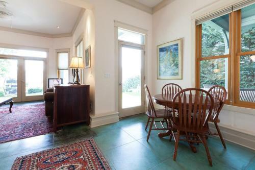 Roe-parker-river View-2br/1ba