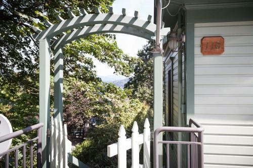 Roe-parker-river View-2br/1ba