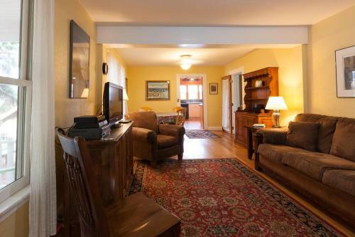 River Delivered-rvr/mt Vw-4br/2b