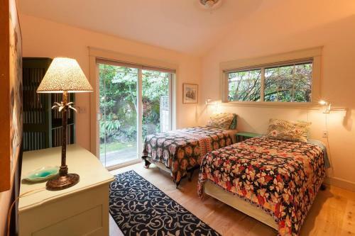 Tree House-river View-2br/1ba