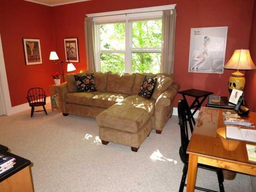 Pendy Pl-rvr/mtn Vw-4br/2ba