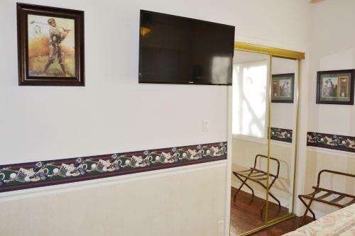 Lake Balboa Area Home 9