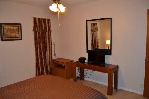 Valencia Courts Townhome 5
