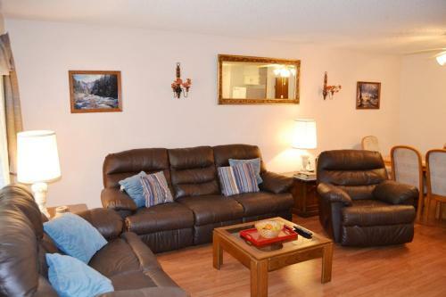 Valencia Courts Townhome 5