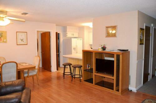 Valencia Courts Townhome 5