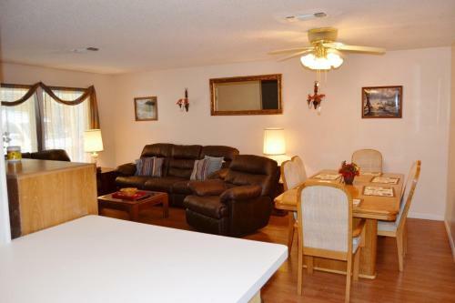 Valencia Courts Townhome 5