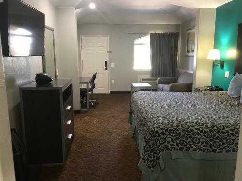 Hotel Camelot Inn And Suites