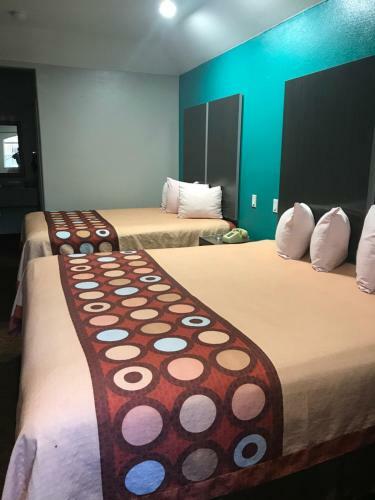 Hotel Camelot Inn And Suites