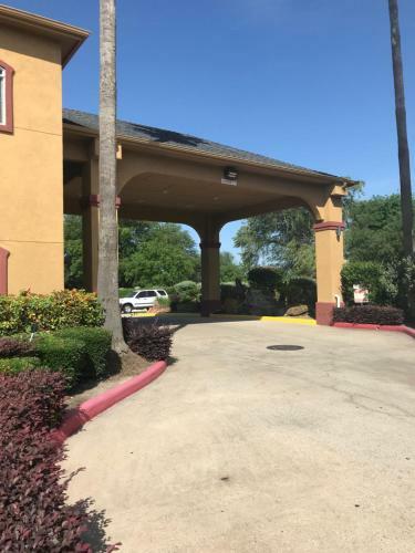 Hotel Camelot Inn And Suites