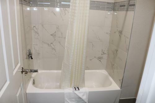 Hotel Scottish Inn & Suites - Iah Airport