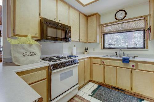 Mountain Getaway In The Pines