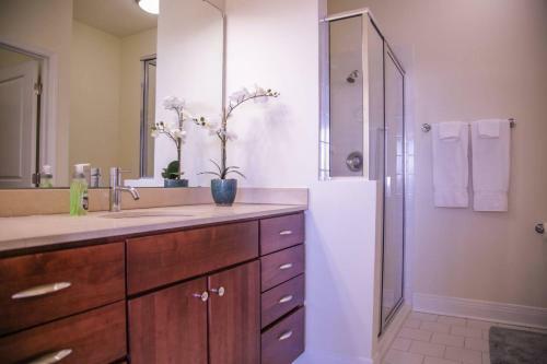 Apartamento Luxe & Modern Downtown 1br W/ Balcony Near Dining