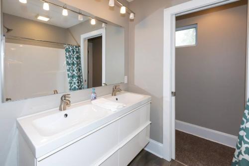 4 Bed 4 Bath Home In Indianapolis