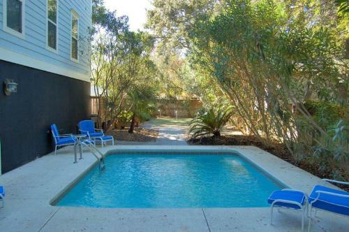 7 33rd Avenue