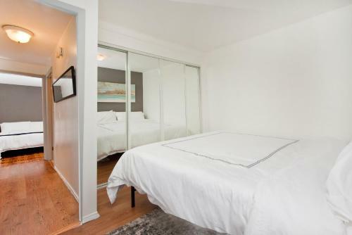 Four Bedroom/10bed, 2 Bath With Private Parking! 10 Minute To Manhattan.
