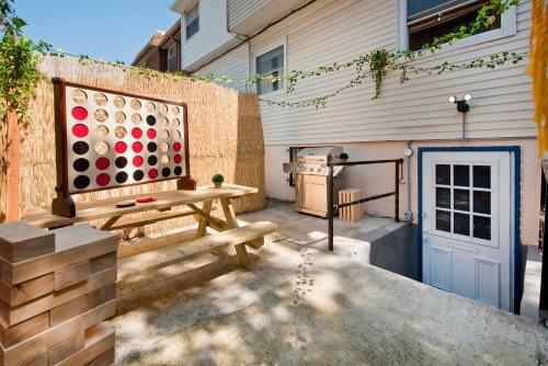 Four Bedroom/10bed, 2 Bath With Private Parking! 10 Minute To Manhattan.