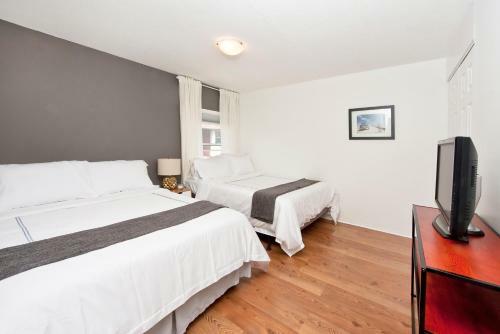 Four Bedroom/10bed, 2 Bath With Private Parking! 10 Minute To Manhattan.