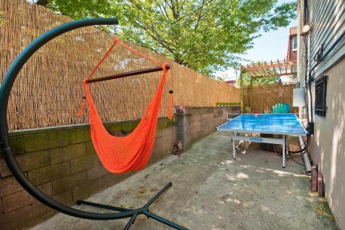 Four Bedroom/10bed, 2 Bath With Private Parking! 10 Minute To Manhattan.