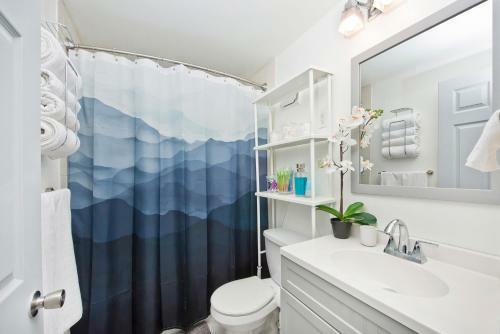 Four Bedroom/10bed, 2 Bath With Private Parking! 10 Minute To Manhattan.