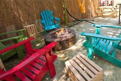Four Bedroom/10bed, 2 Bath With Private Parking! 10 Minute To Manhattan.
