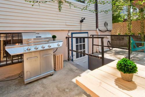 Four Bedroom/10bed, 2 Bath With Private Parking! 10 Minute To Manhattan.