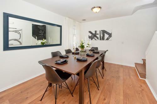 Four Bedroom/10bed, 2 Bath With Private Parking! 10 Minute To Manhattan.