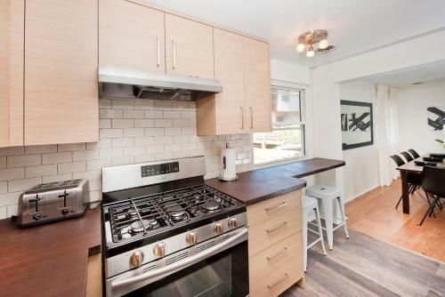 Four Bedroom/10bed, 2 Bath With Private Parking! 10 Minute To Manhattan.