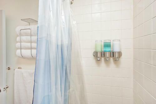 Four Bedroom/10bed, 2 Bath With Private Parking! 10 Minute To Manhattan.