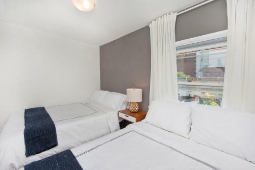 Four Bedroom/10bed, 2 Bath With Private Parking! 10 Minute To Manhattan.