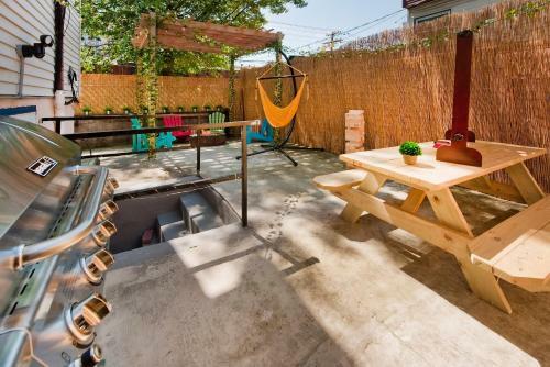 Four Bedroom/10bed, 2 Bath With Private Parking! 10 Minute To Manhattan.