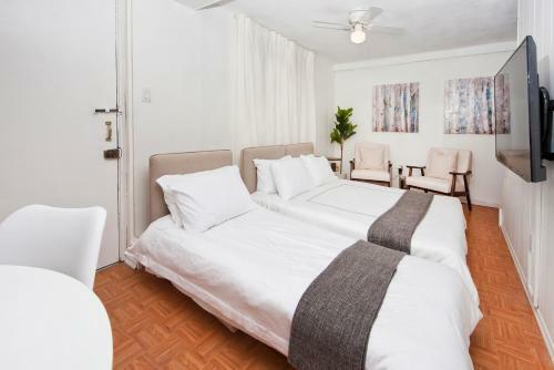Four Bedroom/10bed, 2 Bath With Private Parking! 10 Minute To Manhattan.