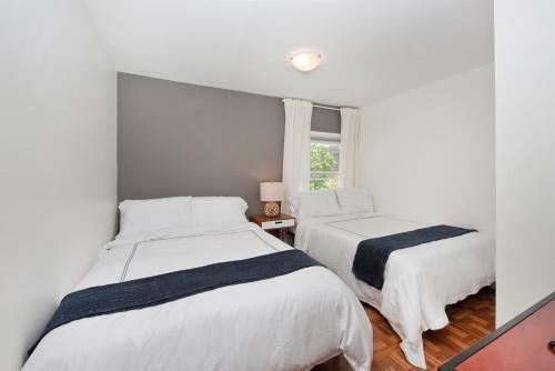 Four Bedroom/10bed, 2 Bath With Private Parking! 10 Minute To Manhattan.