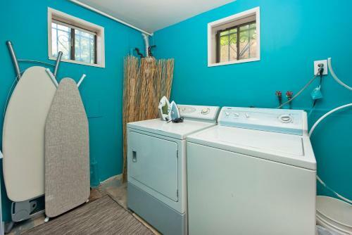 Four Bedroom/10bed, 2 Bath With Private Parking! 10 Minute To Manhattan.