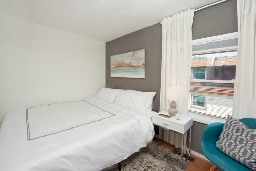 Four Bedroom/10bed, 2 Bath With Private Parking! 10 Minute To Manhattan.