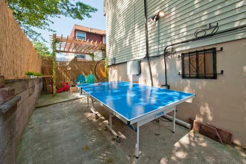 Four Bedroom/10bed, 2 Bath With Private Parking! 10 Minute To Manhattan.